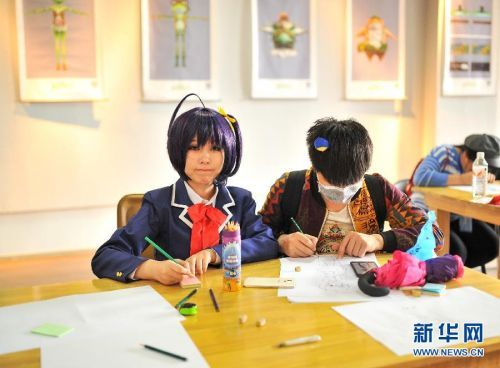 新华社照片，长春，2015年4月18日 长春上演&ldquo;动漫嘉年华&rdquo; 4月18日，COSPLAY（角色扮演）表演者在进行表演。当日，第二届吉林省群众艺术馆动漫艺术展在长春市举行，本次活动设有现场动漫手绘、动漫COSPLAY秀、动漫主题演出等环节，吸引了来自东北三省的数千名动漫爱好者参加。新华社记者许畅摄