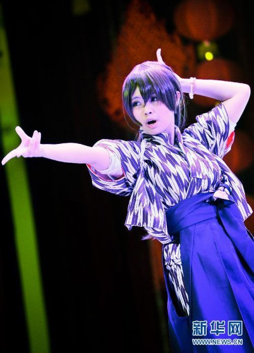 新华社照片，长春，2015年4月18日 长春上演&ldquo;动漫嘉年华&rdquo; 4月18日，COSPLAY（角色扮演）表演者在进行表演。当日，第二届吉林省群众艺术馆动漫艺术展在长春市举行，本次活动设有现场动漫手绘、动漫COSPLAY秀、动漫主题演出等环节，吸引了来自东北三省的数千名动漫爱好者参加。新华社记者许畅摄