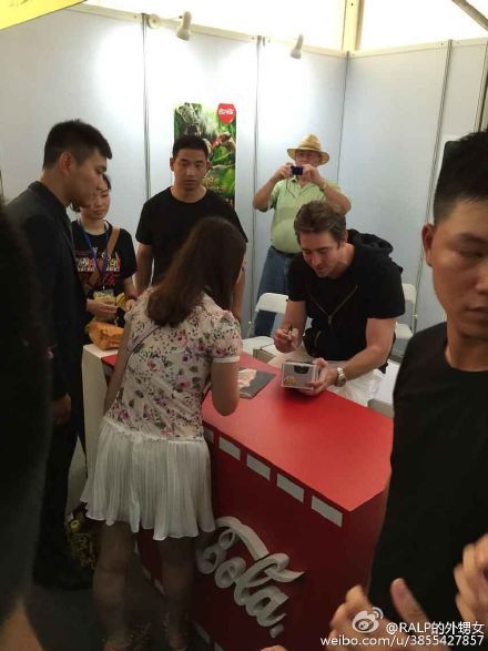 精灵王李佩斯亮相动漫展 条件简陋粉丝不满