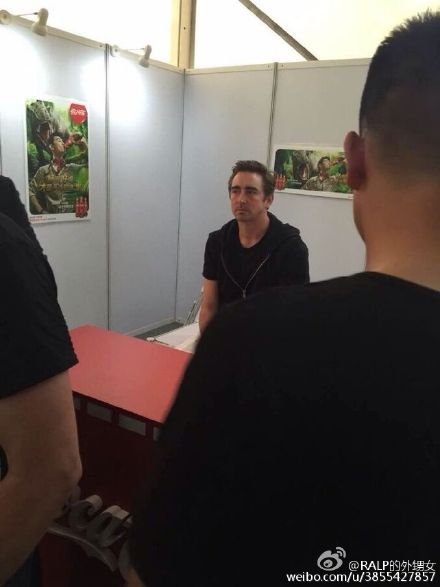 精灵王李佩斯亮相动漫展 条件简陋粉丝不满