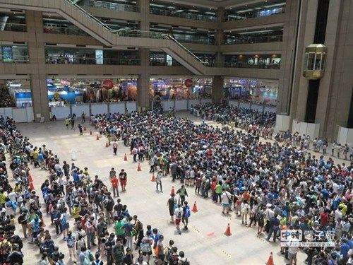 台湾5万青少年涌进漫画博览会排队抢精品（图）